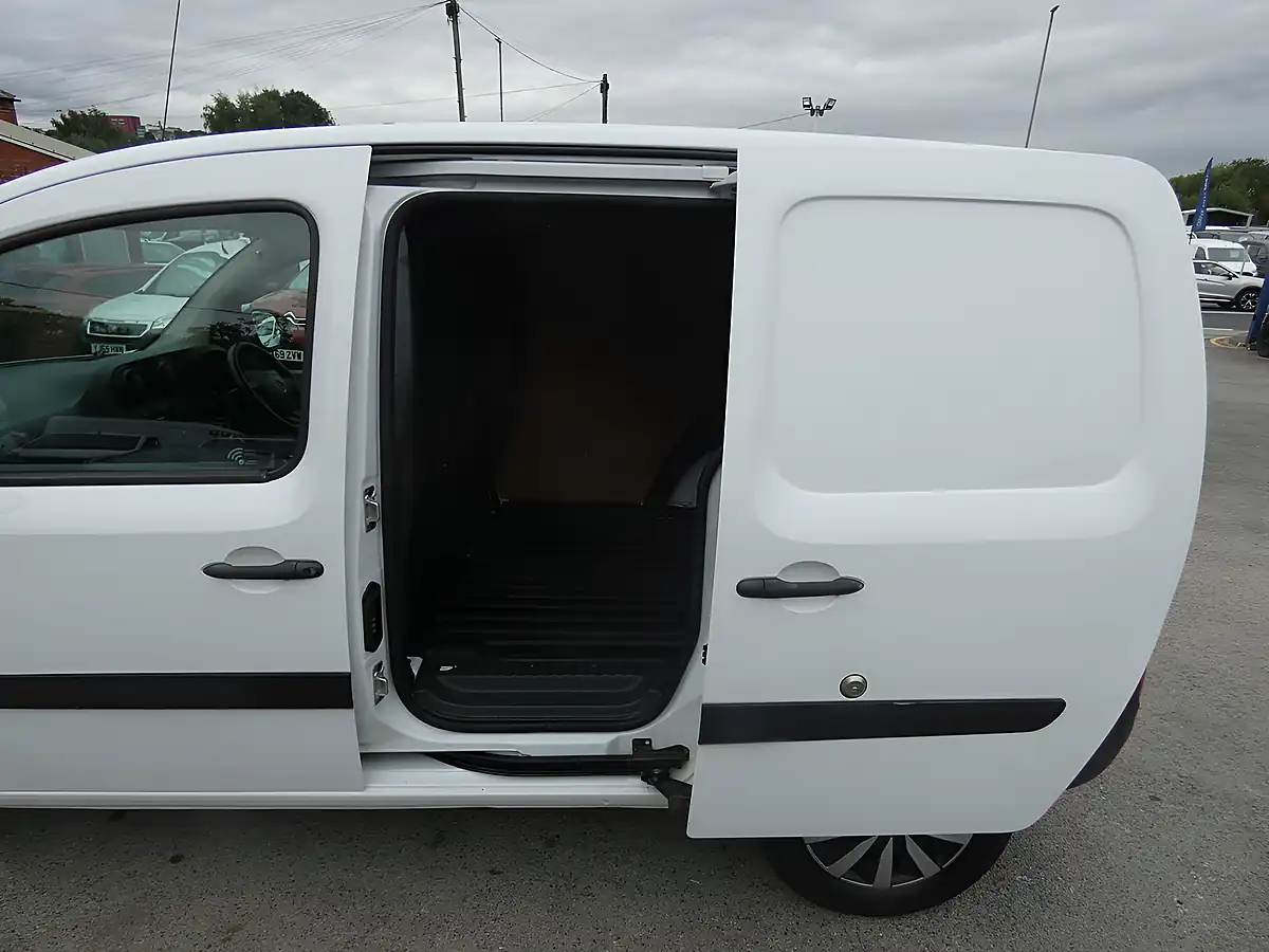 Used 2019 Mercedes-Benz Citan L2 Alpine White - Interior and Exterior details 11