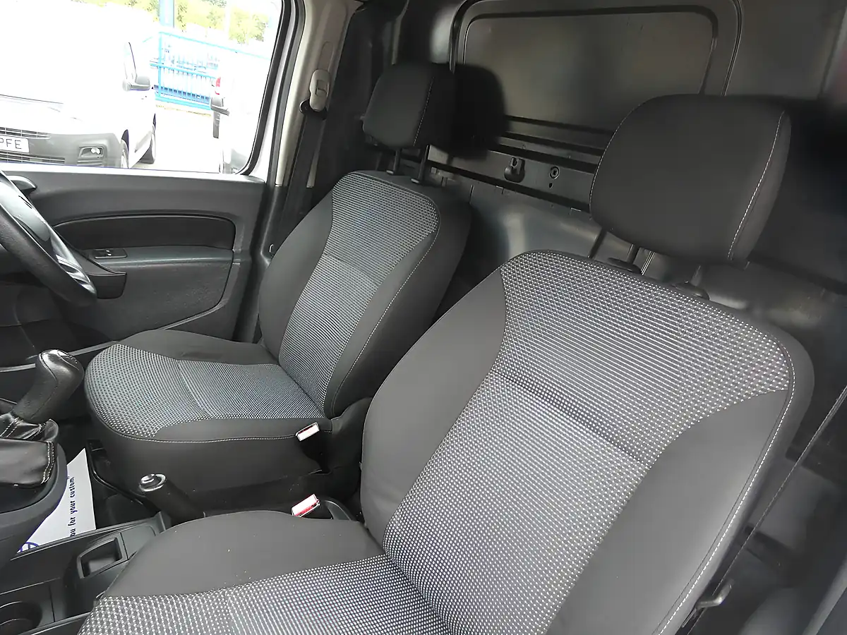 Used 2019 Mercedes-Benz Citan L2 Alpine White - Interior and Exterior details 18