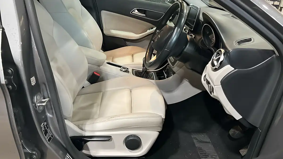 Used 2019 Mercedes-Benz Gla Se (executive) Grey - Interior and Exterior details 7