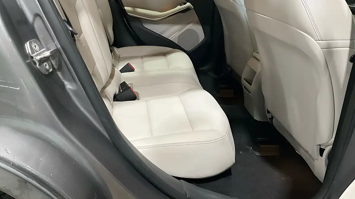 Used 2019 Mercedes-Benz Gla Se (executive) Grey - Interior and Exterior details 8