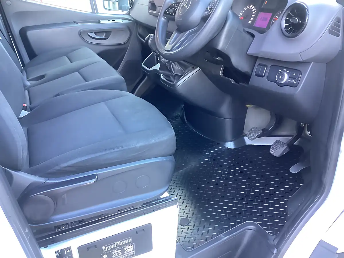 Used 2019 Mercedes-Benz Sprinter Luton White - Interior and Exterior details 12