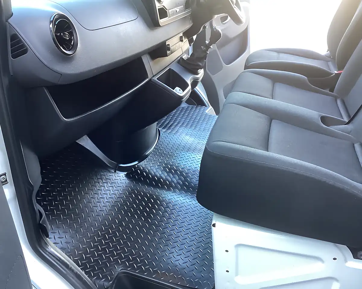 Used 2019 Mercedes-Benz Sprinter Luton White - Interior and Exterior details 17