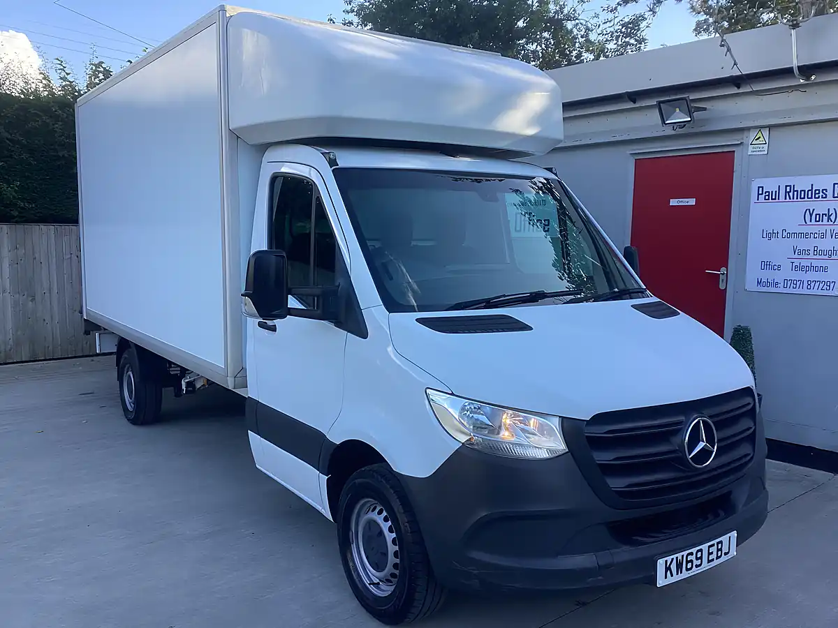 Used 2019 Mercedes-Benz Sprinter Luton White - Interior and Exterior details 6