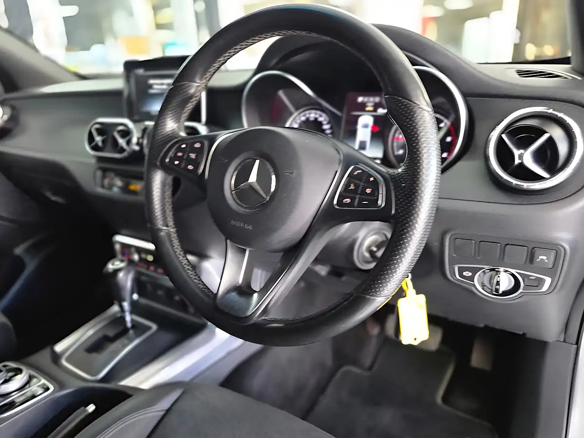 Used 2019 Mercedes-Benz X Class Progressive Silver - Interior and Exterior details 9
