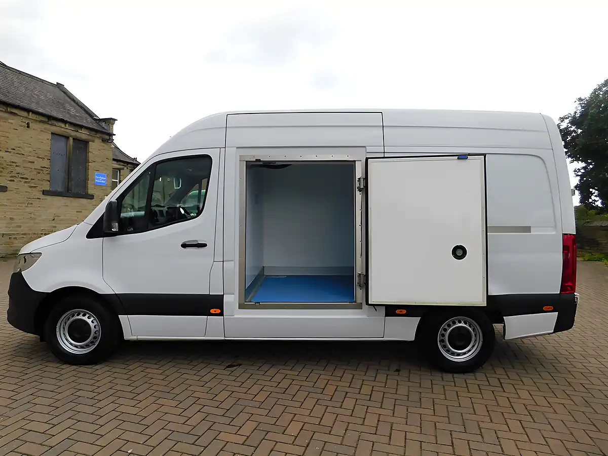 Used 2019 Mercedes Sprinter Mwb Freezer White - Interior and Exterior details 3