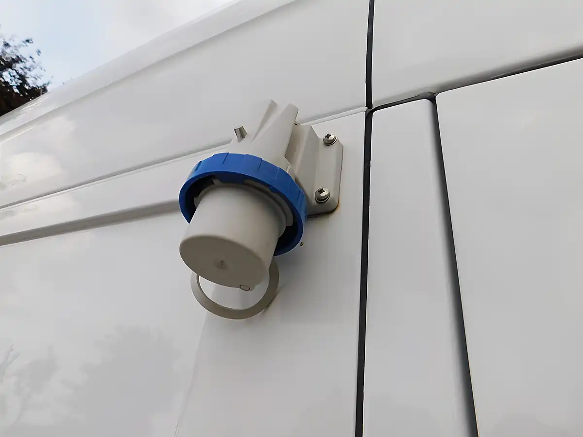 Used 2019 Mercedes Sprinter Mwb Freezer White - Interior and Exterior details 4