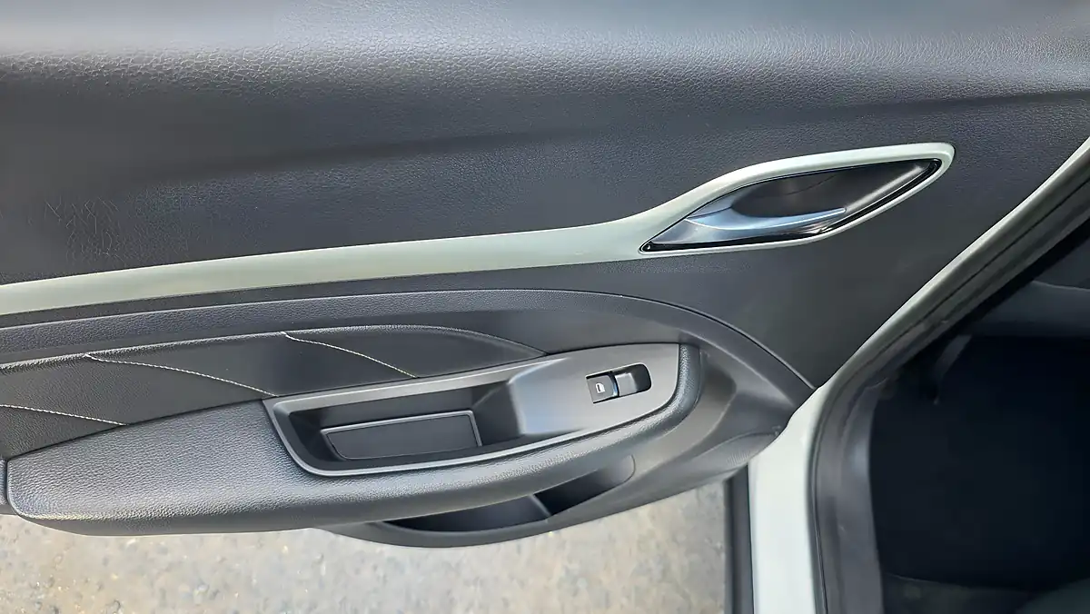 Used 2019 MG Zs Excite White - Interior and Exterior details 16
