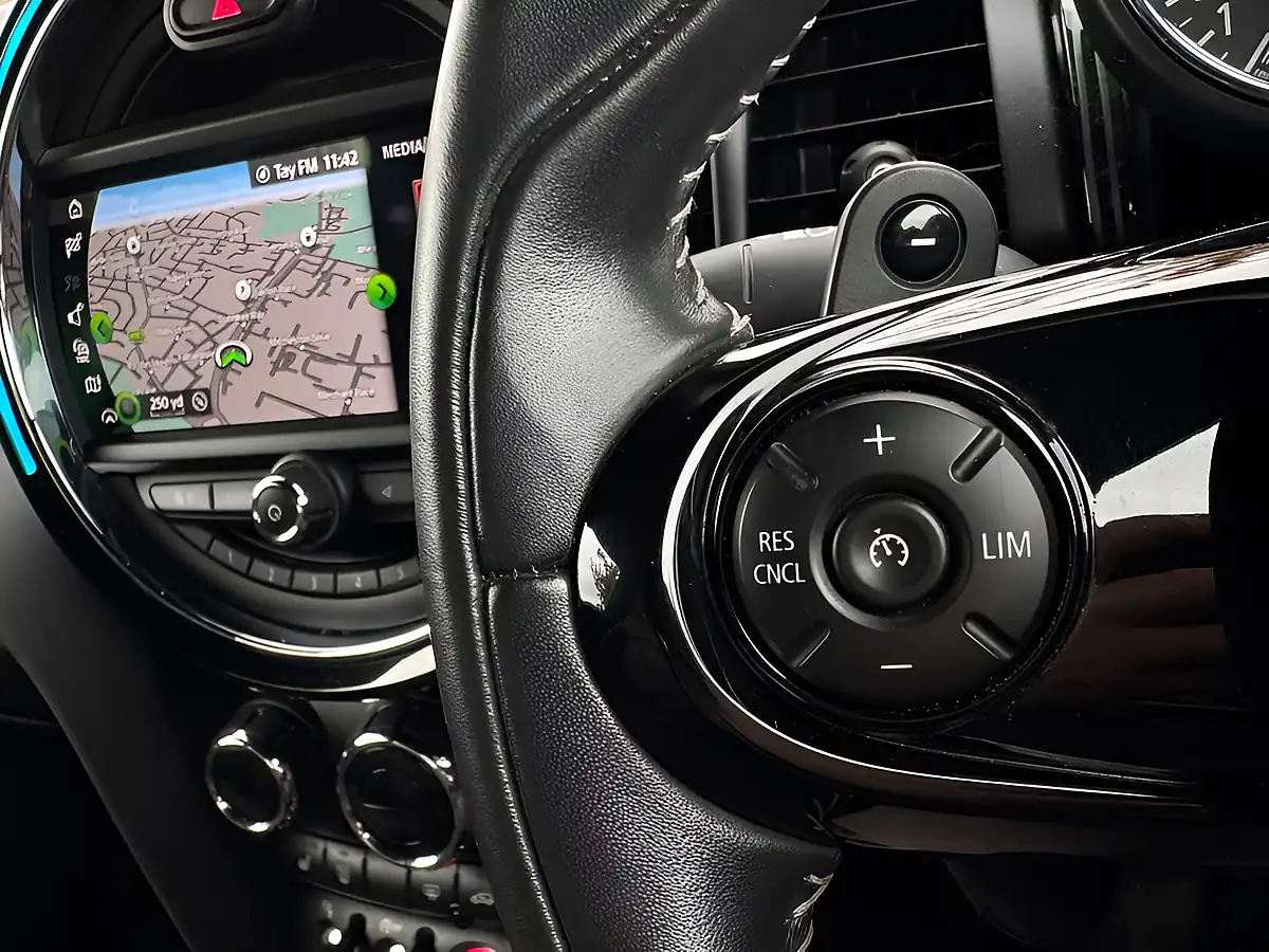 Used 2019 MINI Hatch 60 Years Edition Green - Interior and Exterior details 18