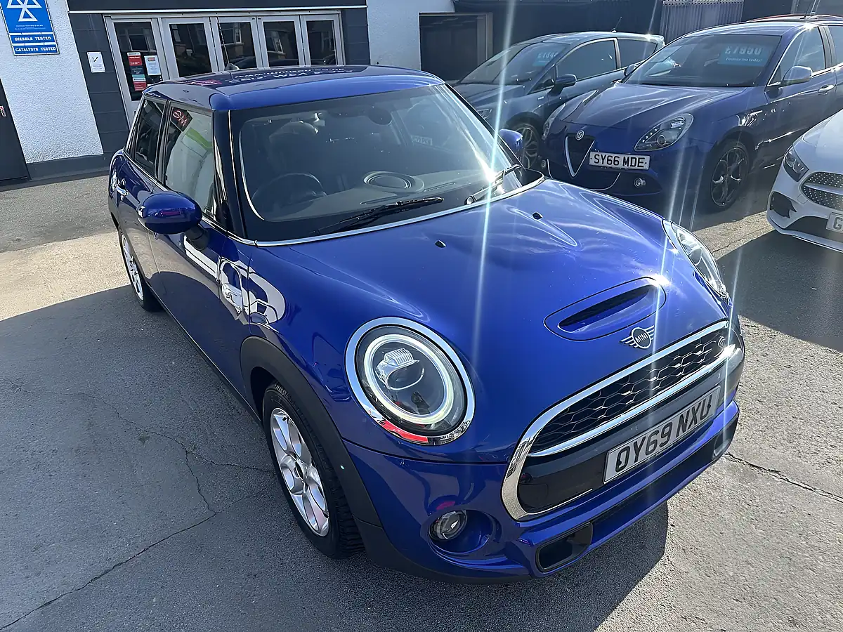Used 2019 MINI Hatch Classic Starlight Blue - Interior and Exterior details 4