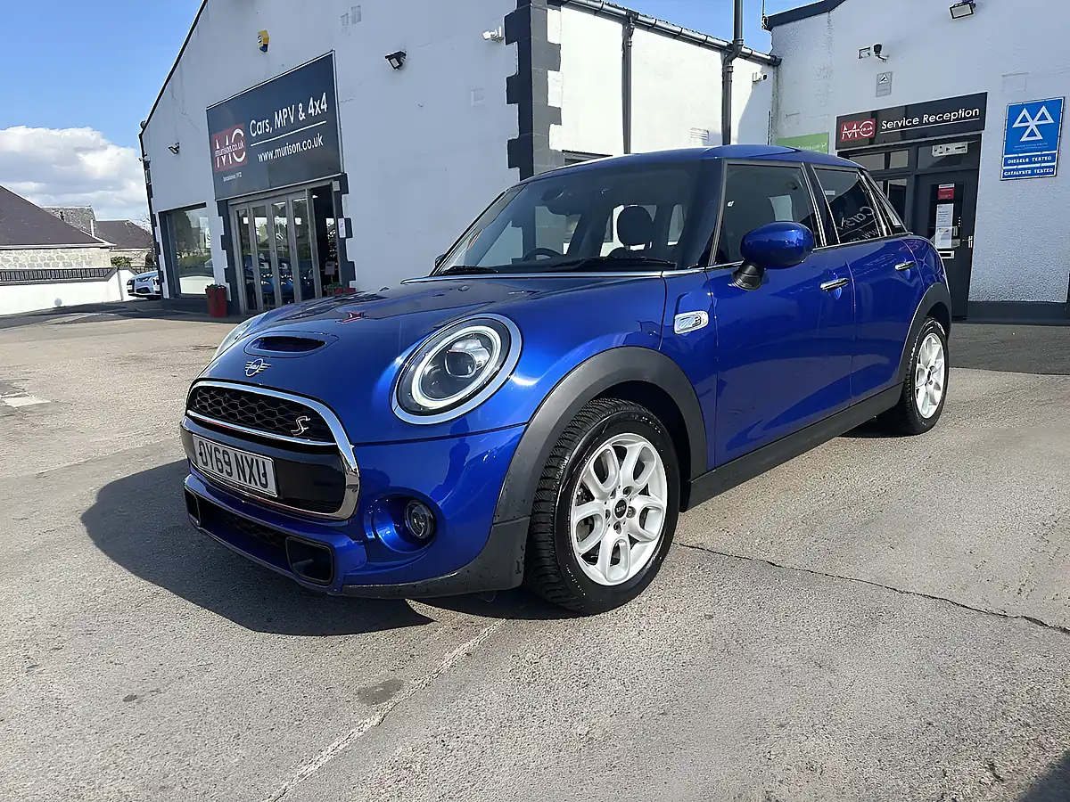 Used 2019 MINI Hatch Classic Starlight Blue - Interior and Exterior details 5