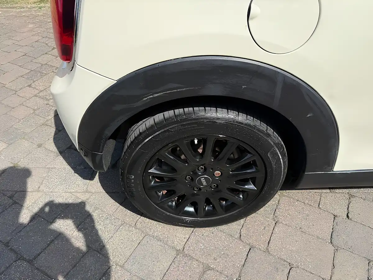 Used 2019 MINI Hatch Classic White - Interior and Exterior details 12
