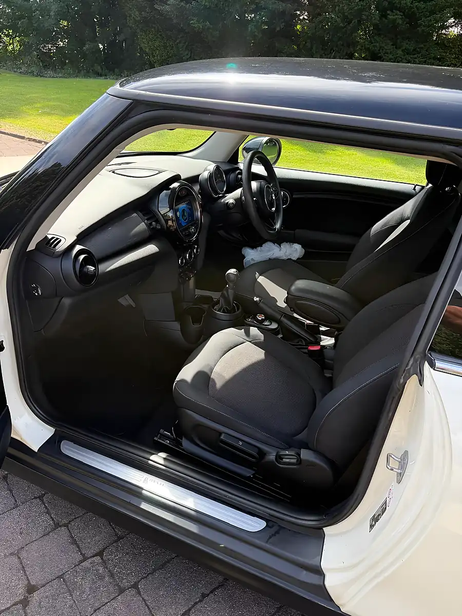 Used 2019 MINI Hatch Classic White - Interior and Exterior details 15