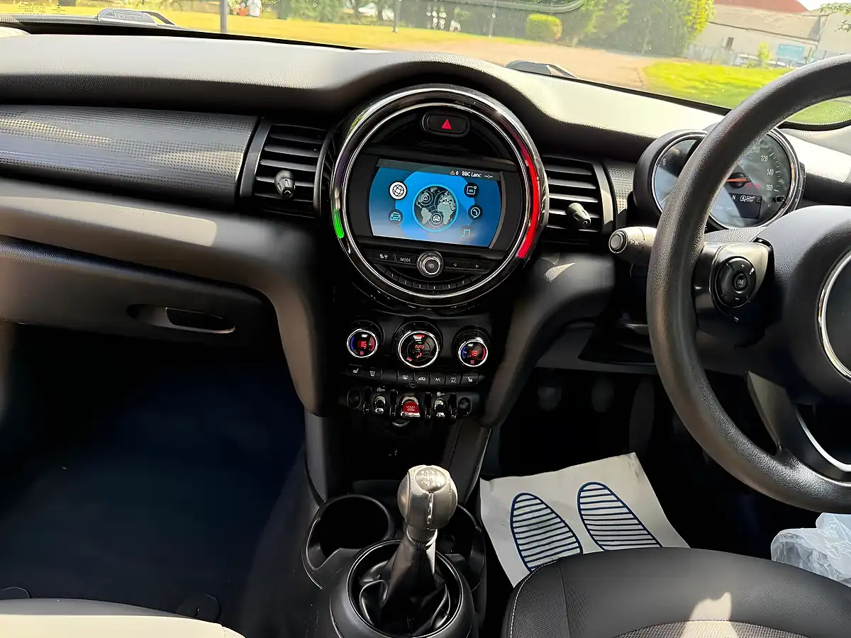 Used 2019 MINI Hatch Classic White - Interior and Exterior details 18