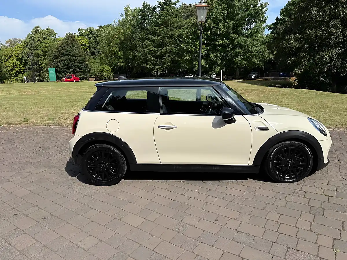 Used 2019 MINI Hatch Classic White - Interior and Exterior details 3
