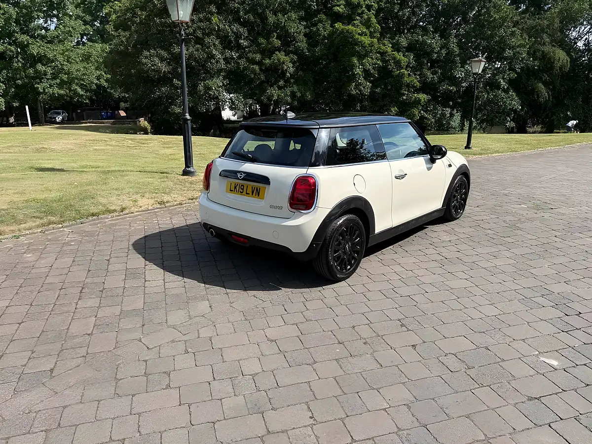 Used 2019 MINI Hatch Classic White - Interior and Exterior details 4