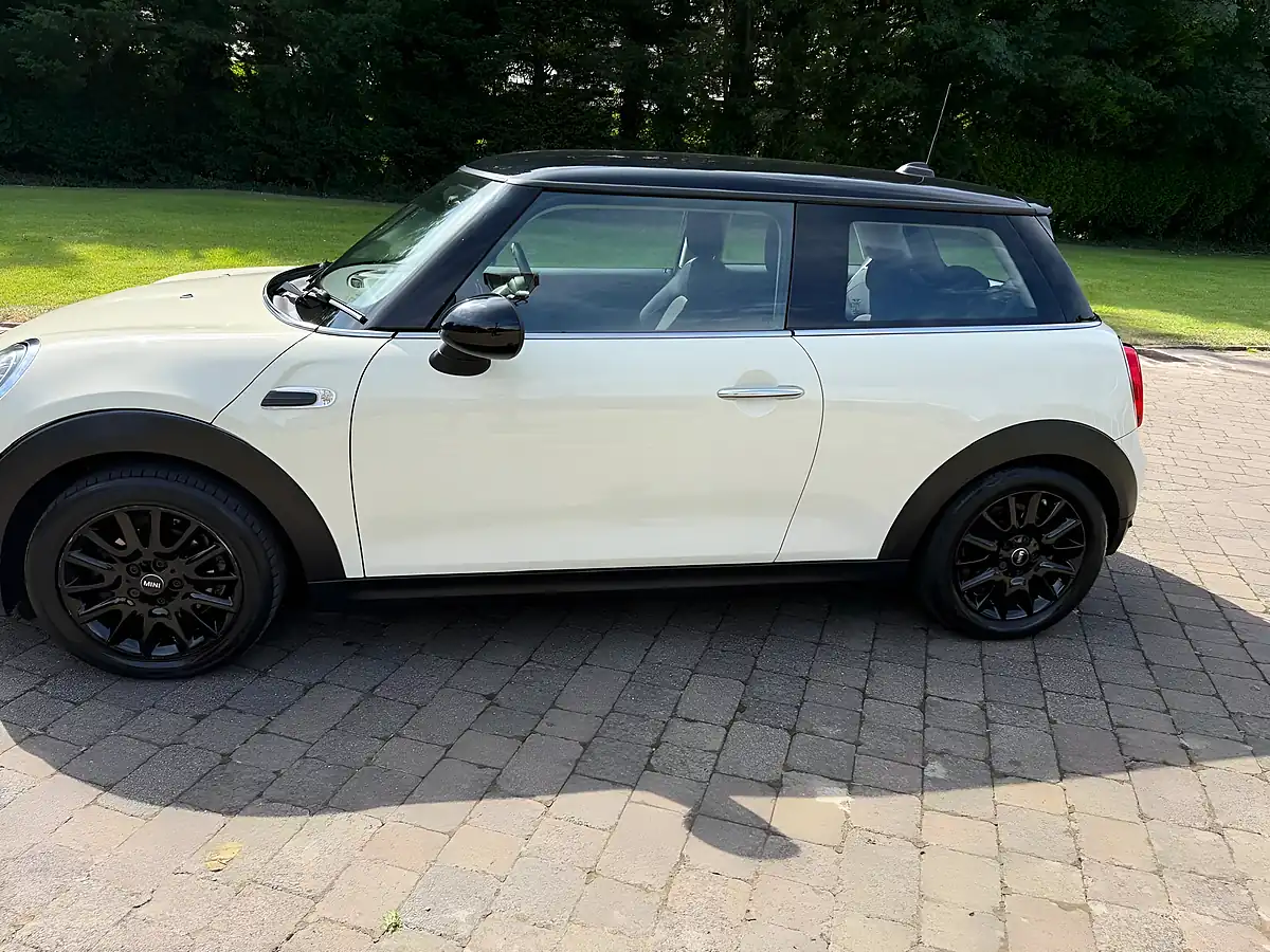 Used 2019 MINI Hatch Classic White - Interior and Exterior details 7