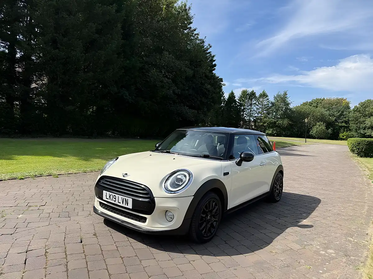 Used 2019 MINI Hatch Classic White - Interior and Exterior details 8