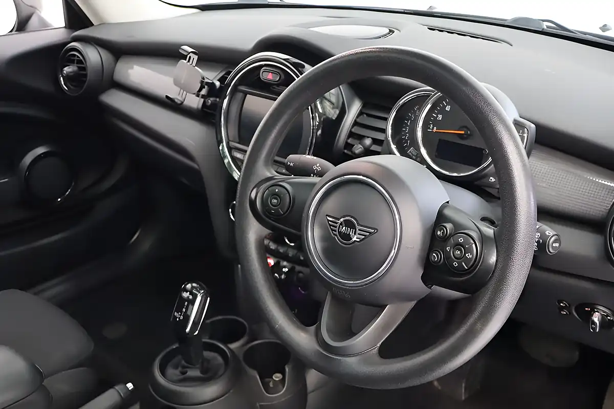 Used 2019 MINI Hatch Cooper Classic Black - Interior and Exterior details 10