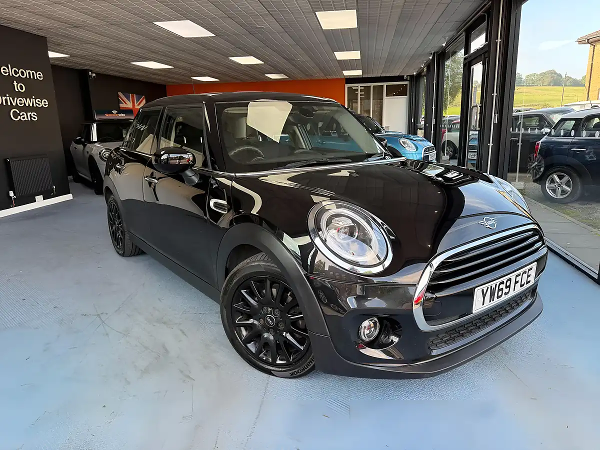 Used 2019 MINI Hatch Cooper Classic Black - Front View