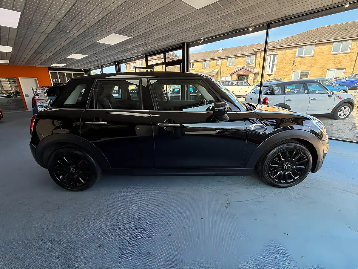 Used 2019 MINI Hatch Cooper Classic Black - Interior and Exterior details 2