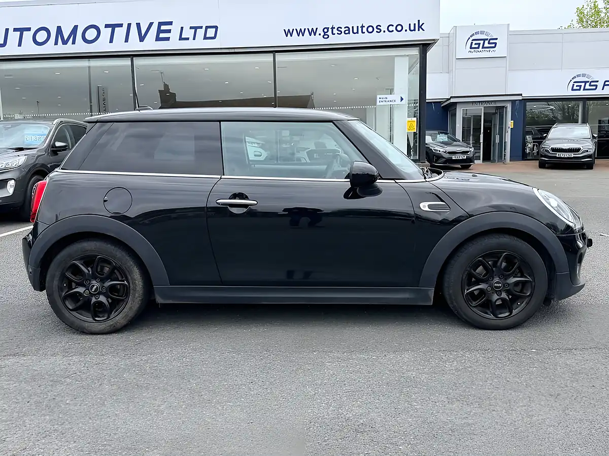 Used 2019 MINI Hatch Cooper Classic Black - Front View