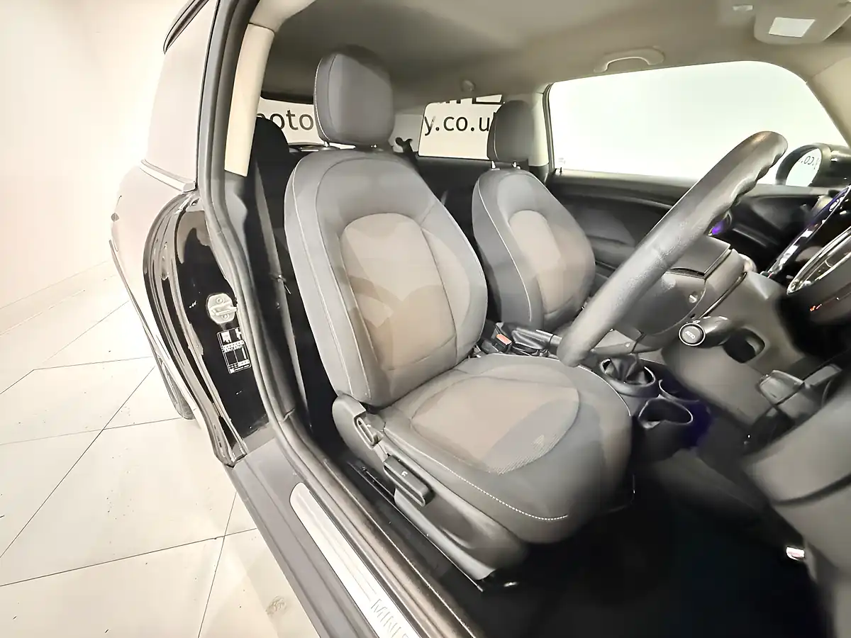Used 2019 MINI Hatch Cooper Classic Black - Interior and Exterior details 15