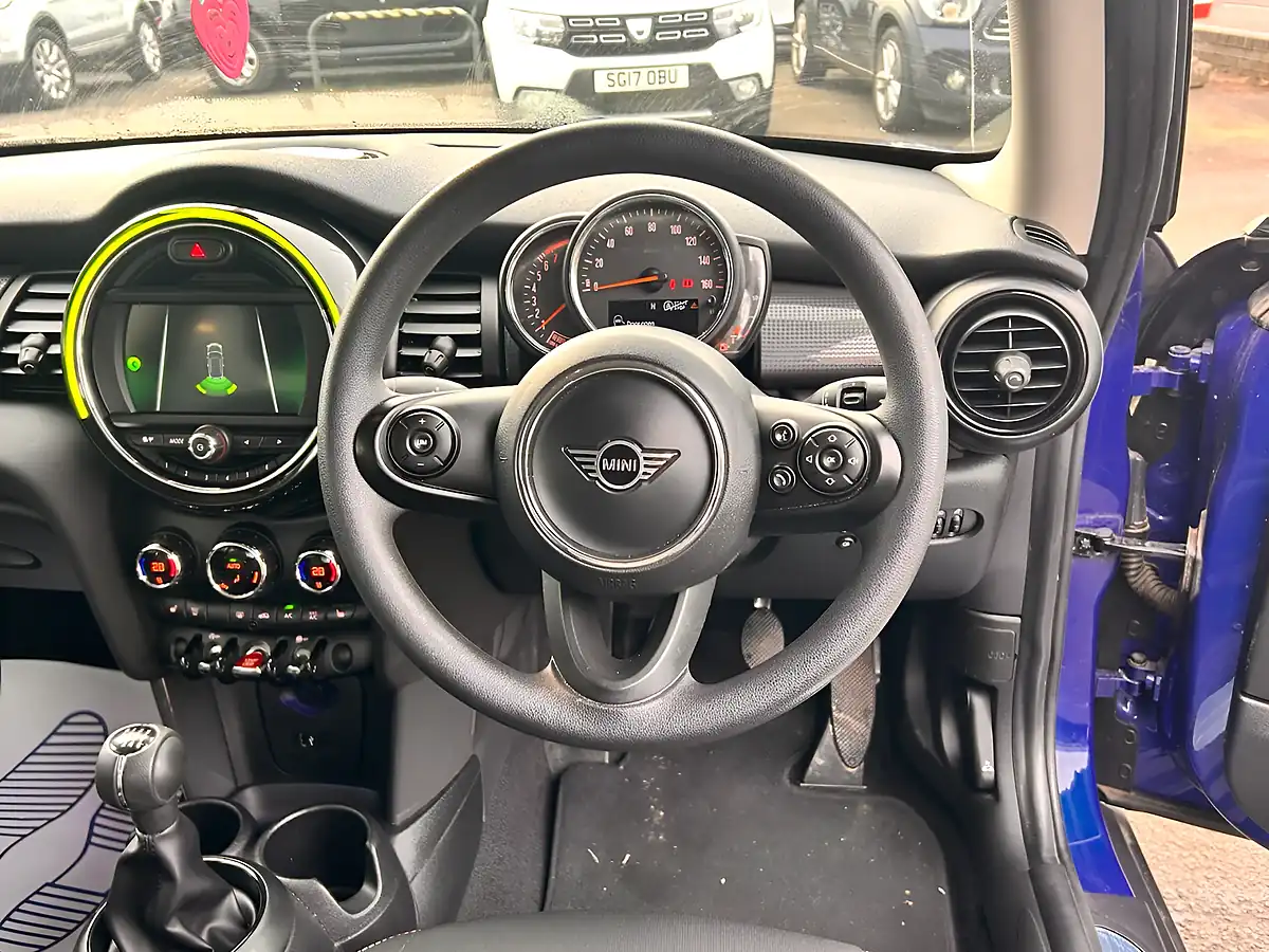 Used 2019 MINI Hatch Cooper Classic Blue - Interior and Exterior details 6
