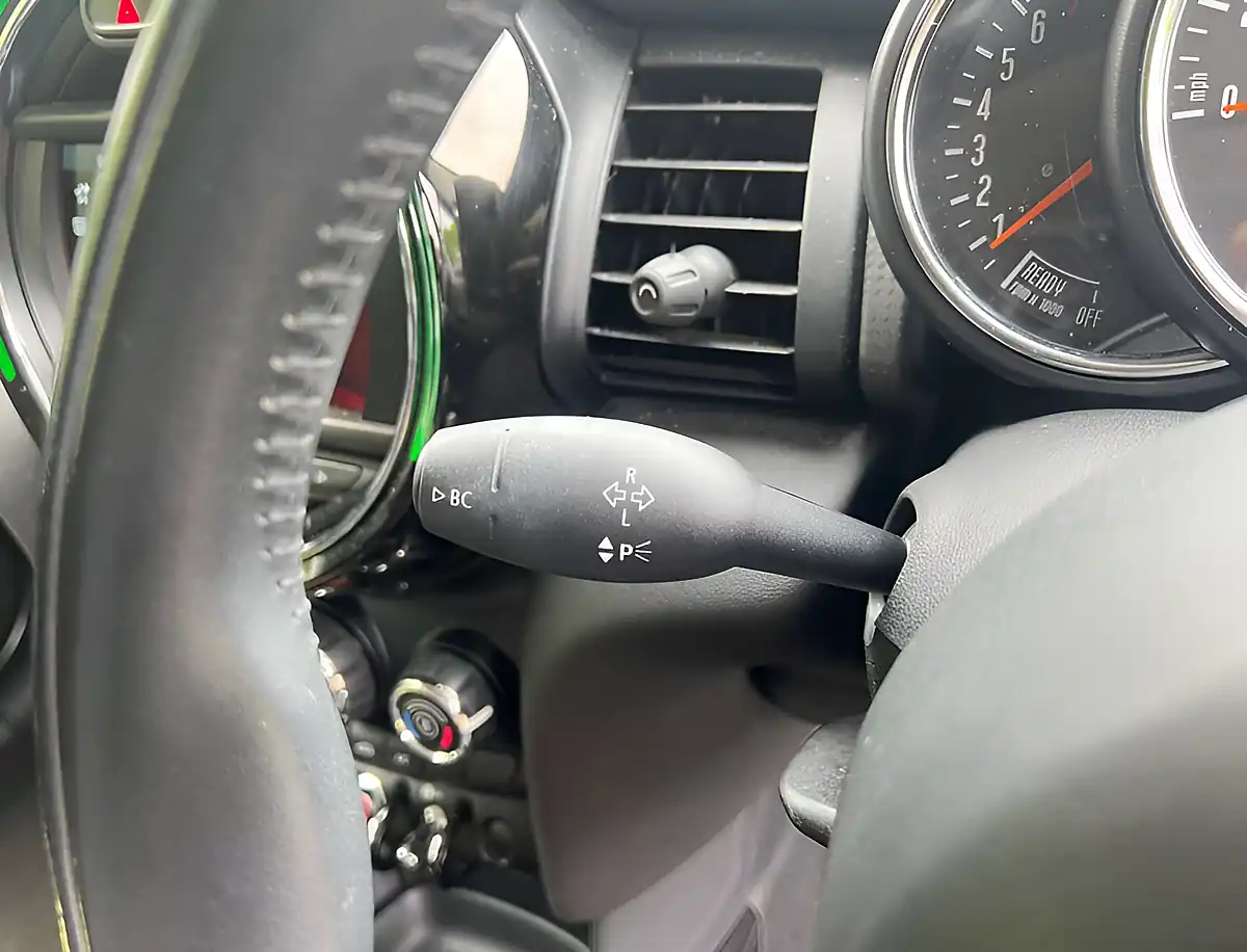 Used 2019 MINI Hatch Cooper Classic Midnight Black - Interior and Exterior details 9