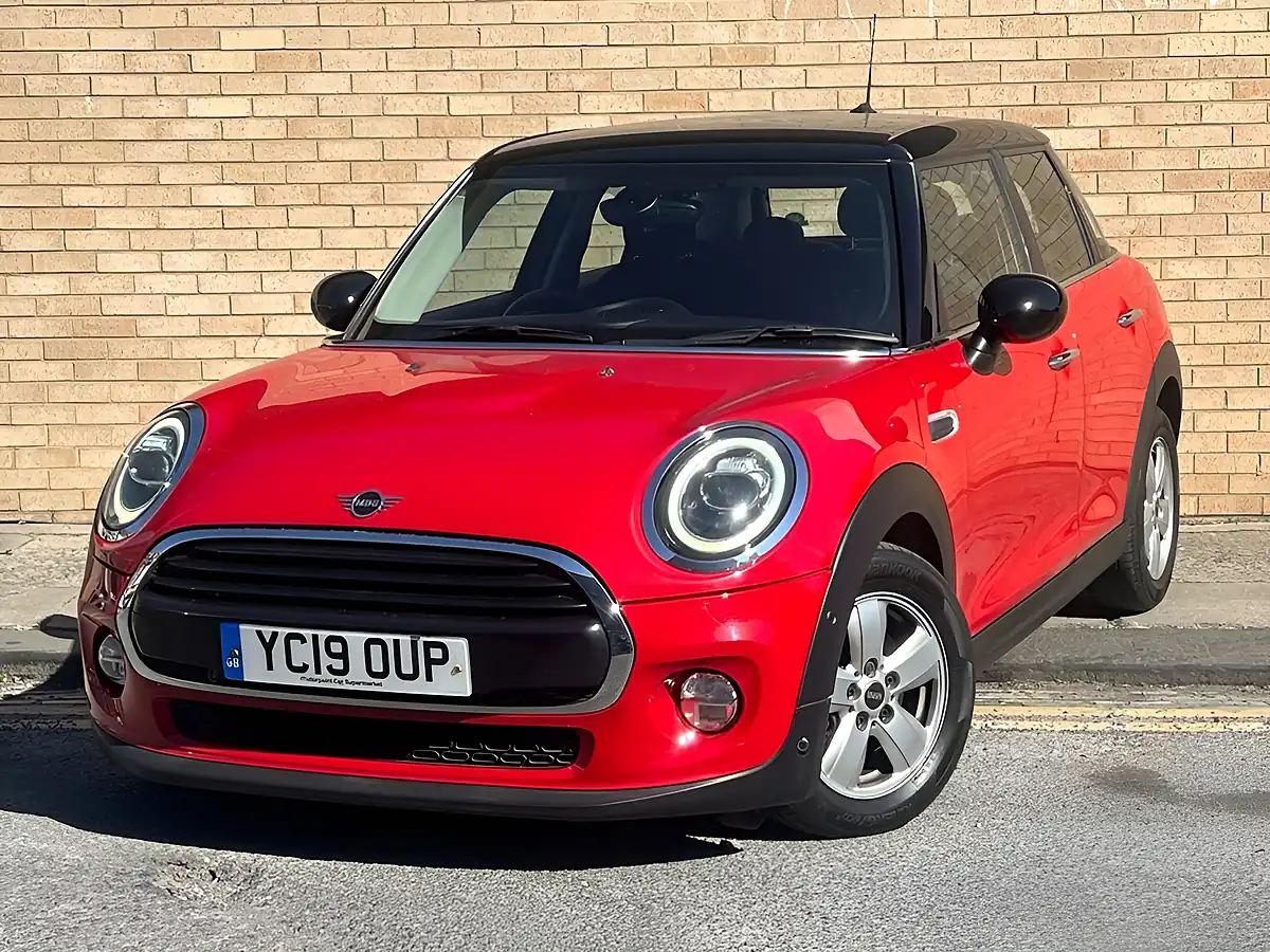 Used 2019 MINI Hatch Cooper Classic Red - Interior and Exterior details 3