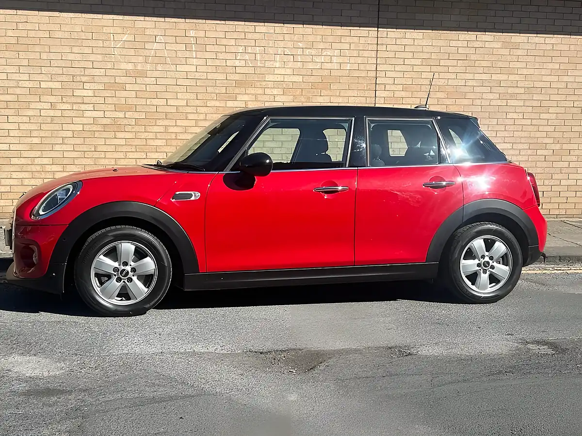 Used 2019 MINI Hatch Cooper Classic Red - Interior and Exterior details 4