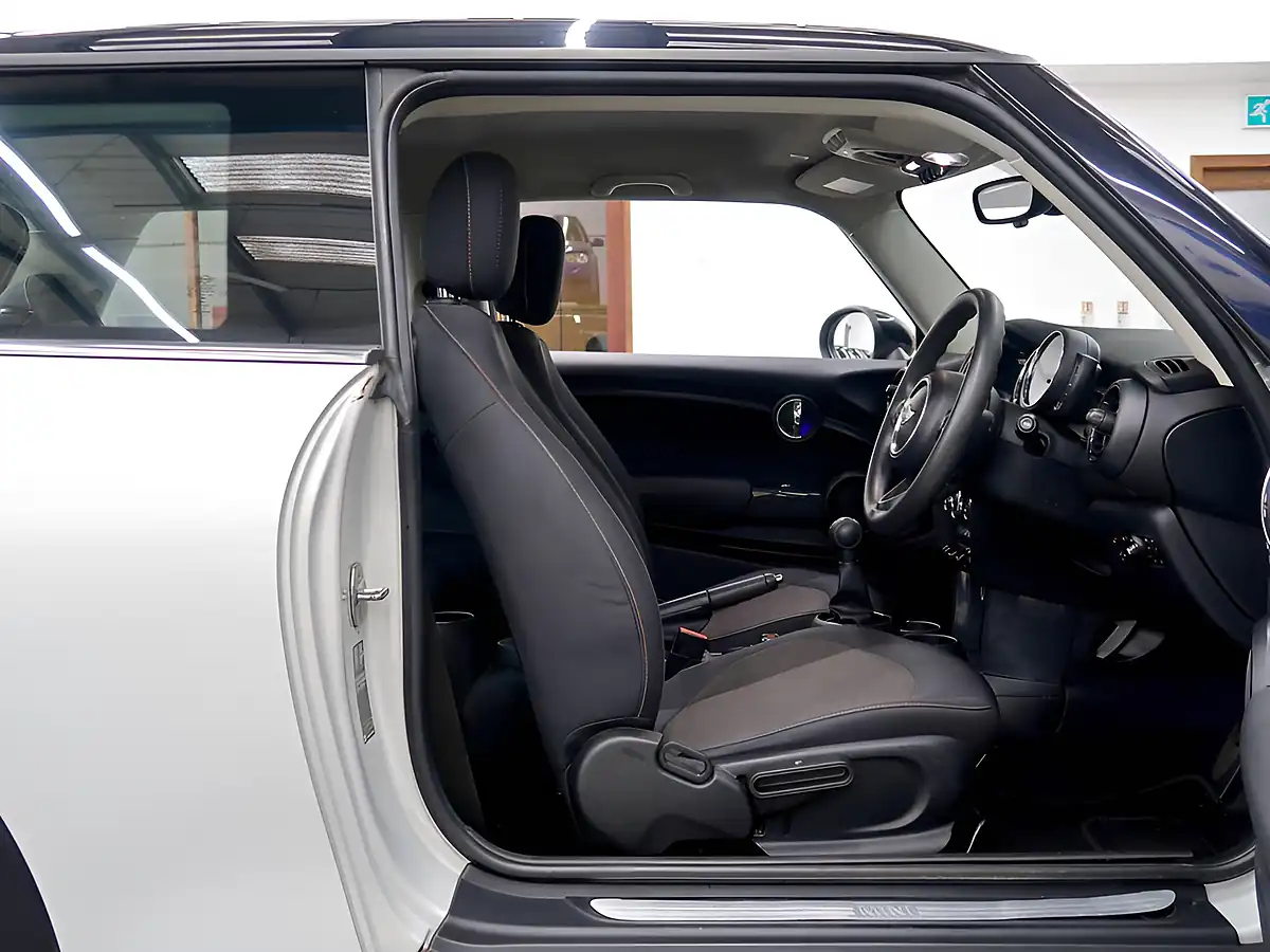 Used 2019 MINI Hatch Cooper Classic Silver - Interior and Exterior details 8