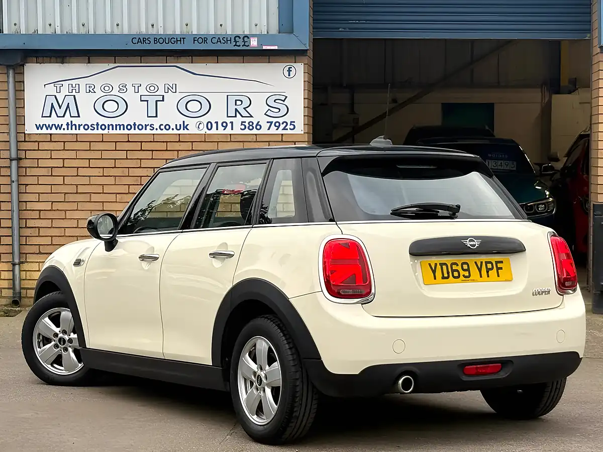 Used 2019 MINI Hatch Cooper Classic White - Interior and Exterior details 3