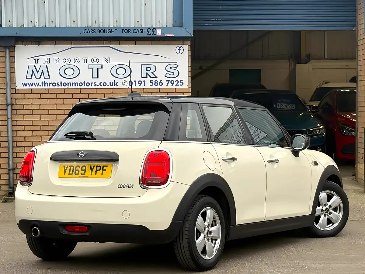 Used 2019 MINI Hatch Cooper Classic White - Interior and Exterior details 4