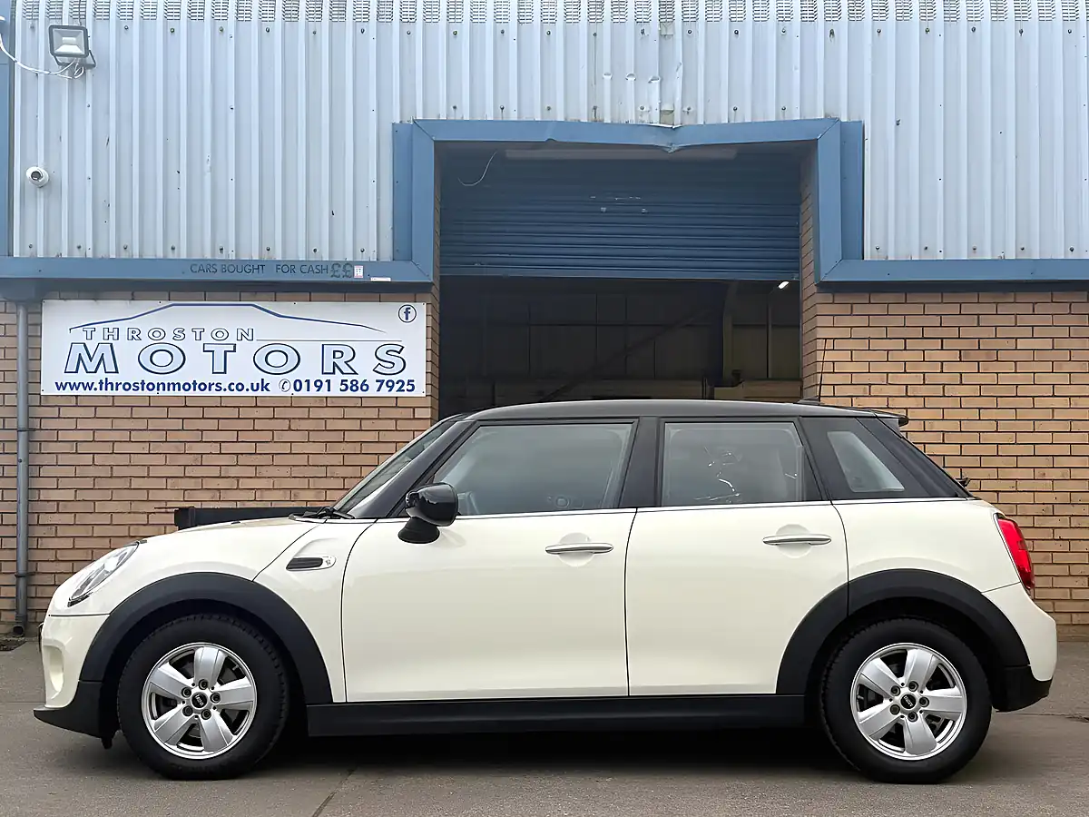 Used 2019 MINI Hatch Cooper Classic White - Interior and Exterior details 5