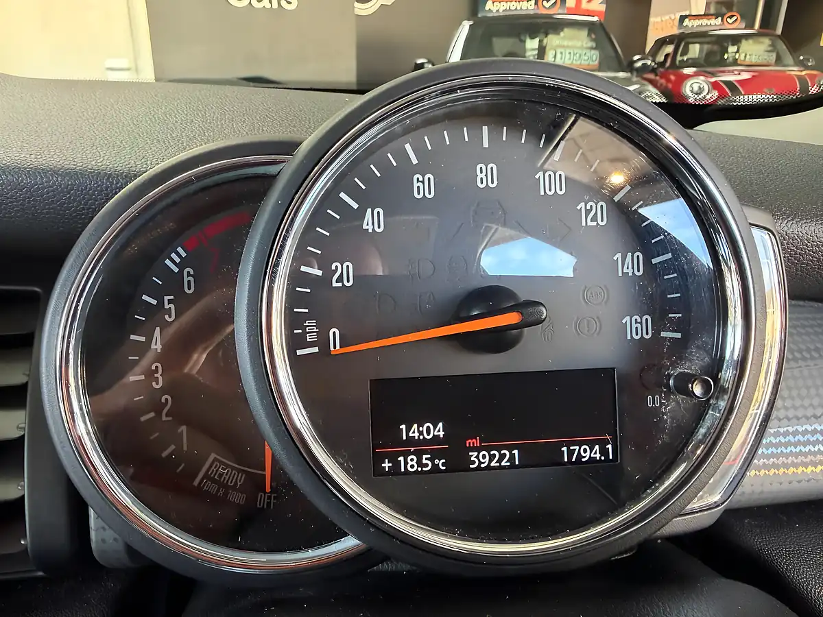 Used 2019 MINI Hatch Cooper Classic White - Interior and Exterior details 12