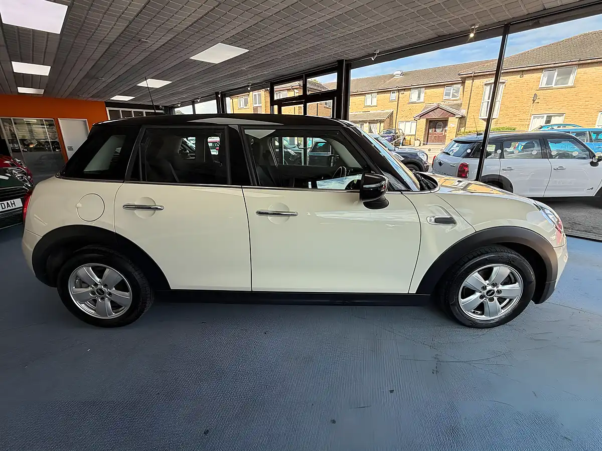 Used 2019 MINI Hatch Cooper Classic White - Interior and Exterior details 2