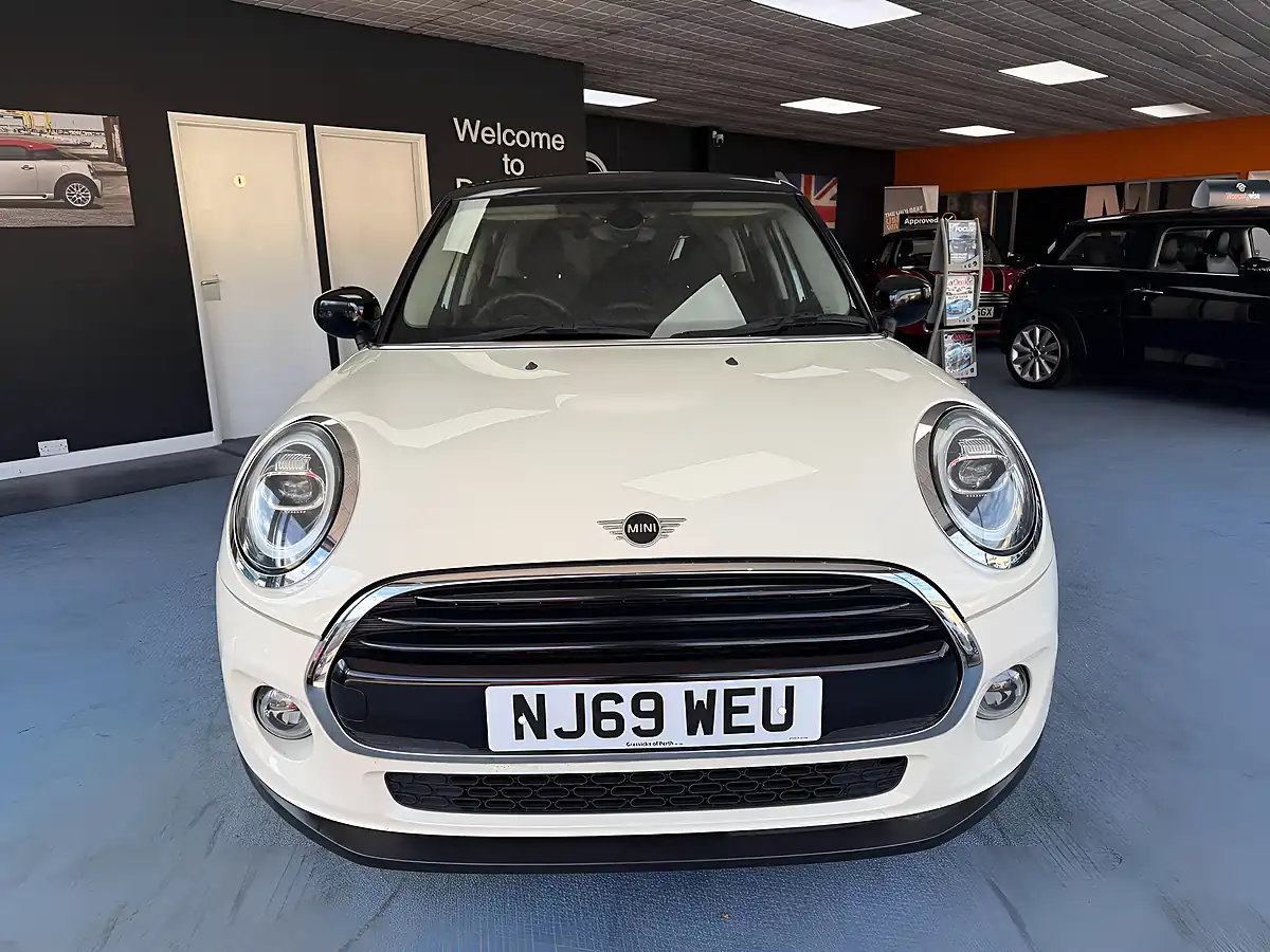 Used 2019 MINI Hatch Cooper Classic White - Interior and Exterior details 4