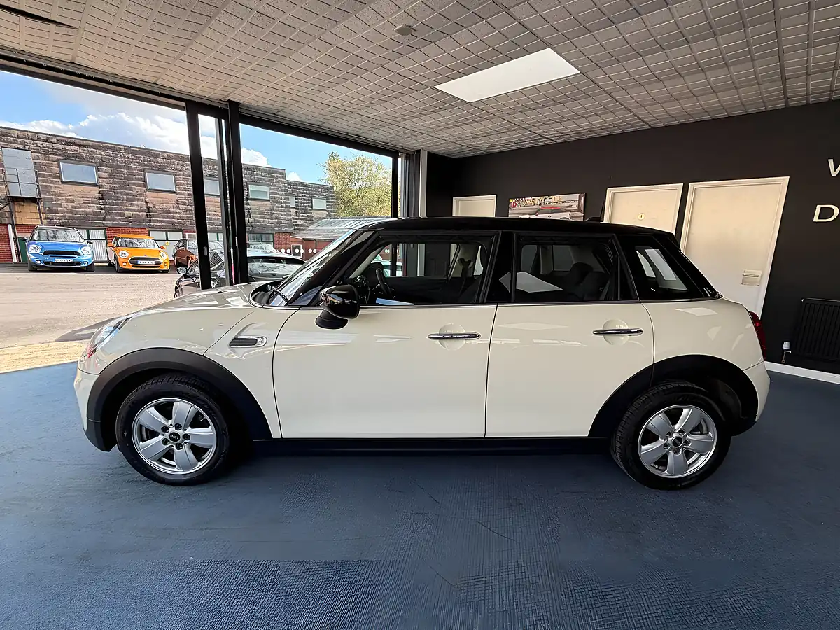 Used 2019 MINI Hatch Cooper Classic White - Interior and Exterior details 6