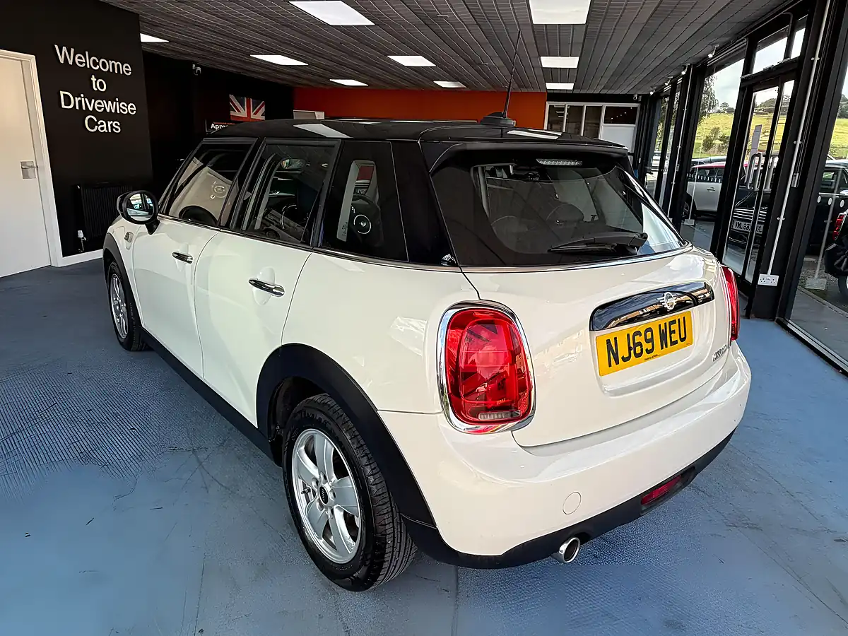 Used 2019 MINI Hatch Cooper Classic White - Interior and Exterior details 7