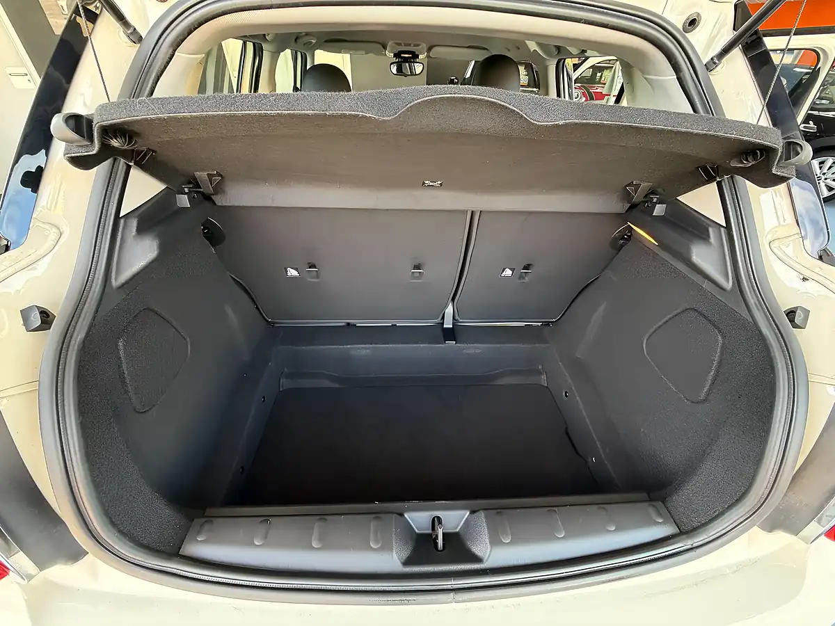 Used 2019 MINI Hatch Cooper Classic White - Interior and Exterior details 9