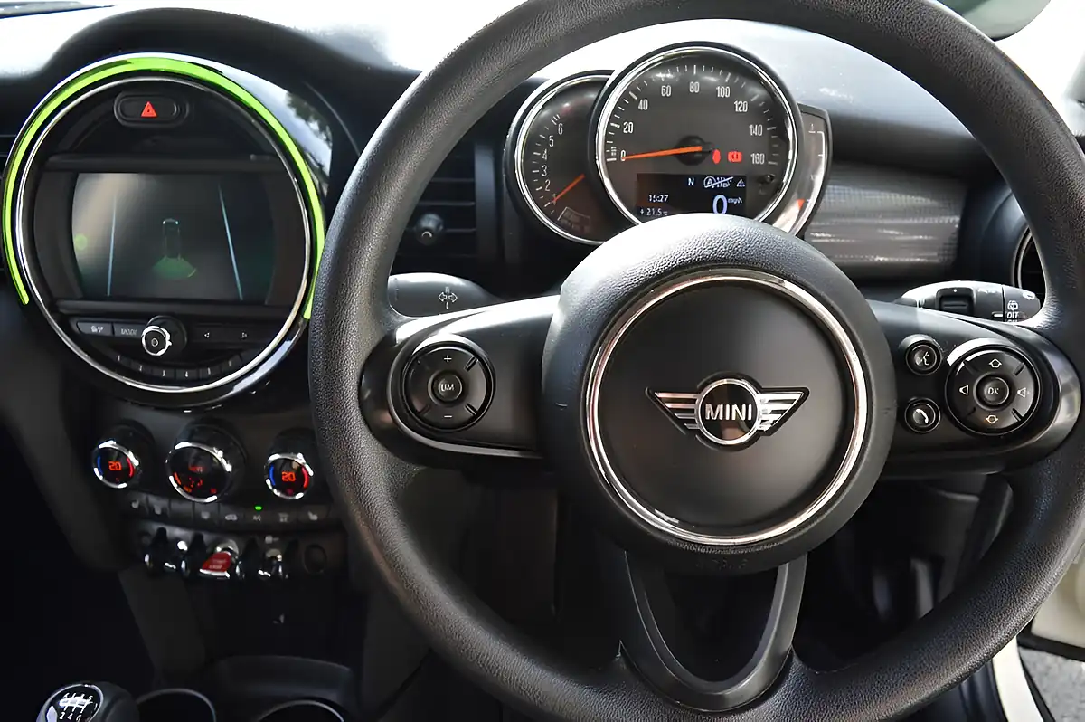 Used 2019 MINI Hatch Cooper Classic White - Interior and Exterior details 15