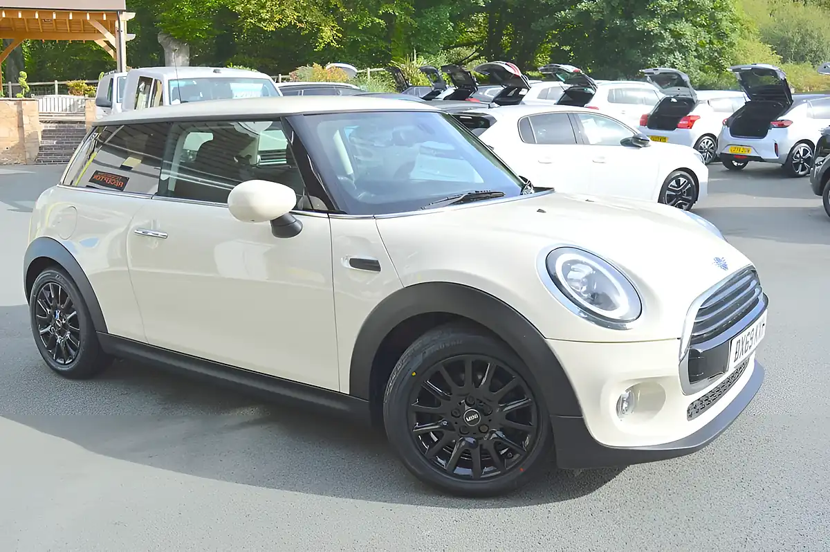 Used 2019 MINI Hatch Cooper Classic White - Interior and Exterior details 3