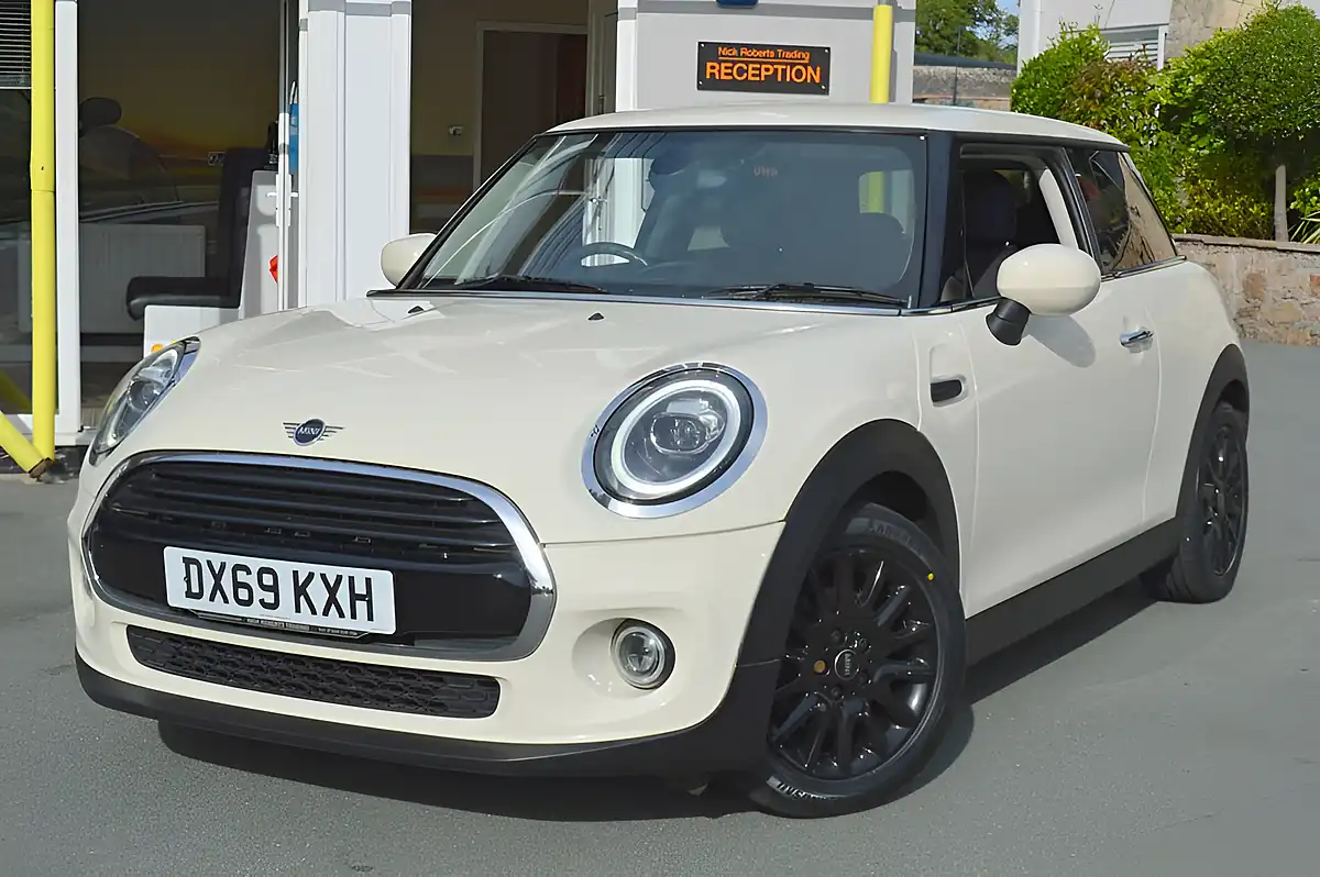 Used 2019 MINI Hatch Cooper Classic White - Interior and Exterior details 4