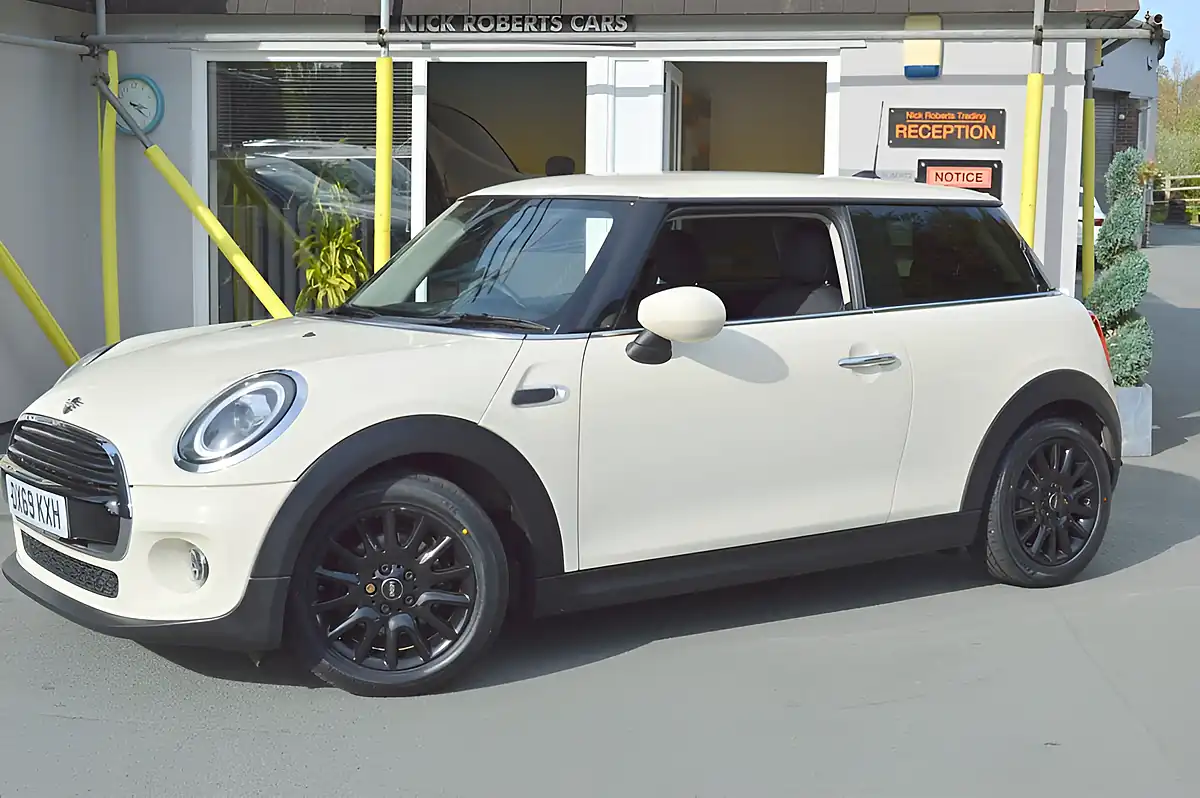 Used 2019 MINI Hatch Cooper Classic White - Interior and Exterior details 6