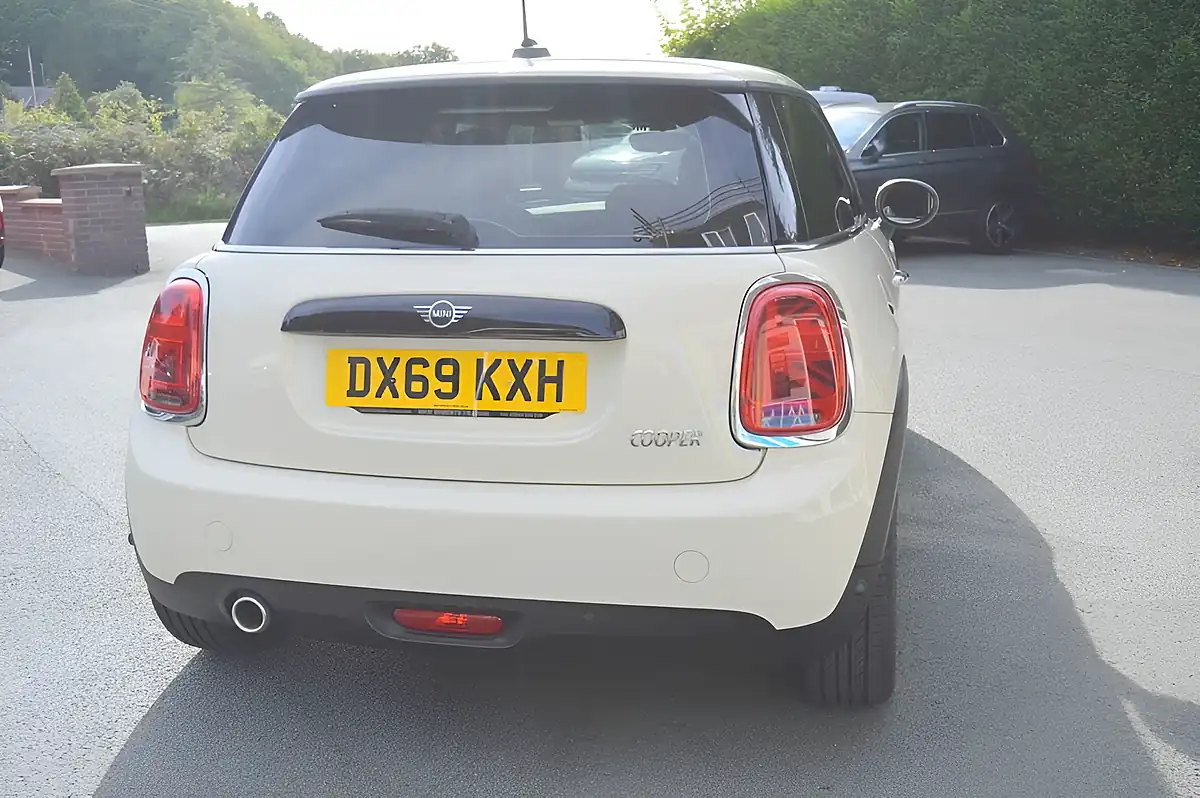 Used 2019 MINI Hatch Cooper Classic White - Interior and Exterior details 9
