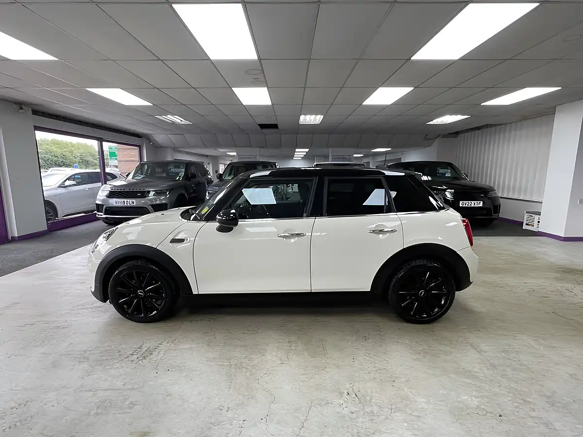 Used 2019 MINI Hatch Cooper Cooper Pepper White - Interior and Exterior details 10