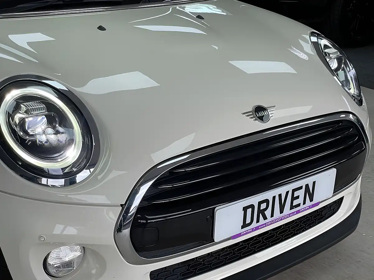 Used 2019 MINI Hatch Cooper Cooper Pepper White - Interior and Exterior details 3