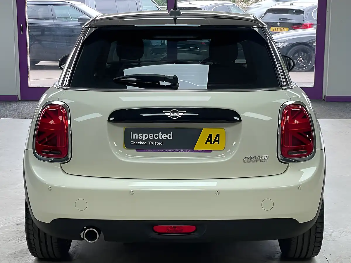 Used 2019 MINI Hatch Cooper Cooper Pepper White - Interior and Exterior details 9