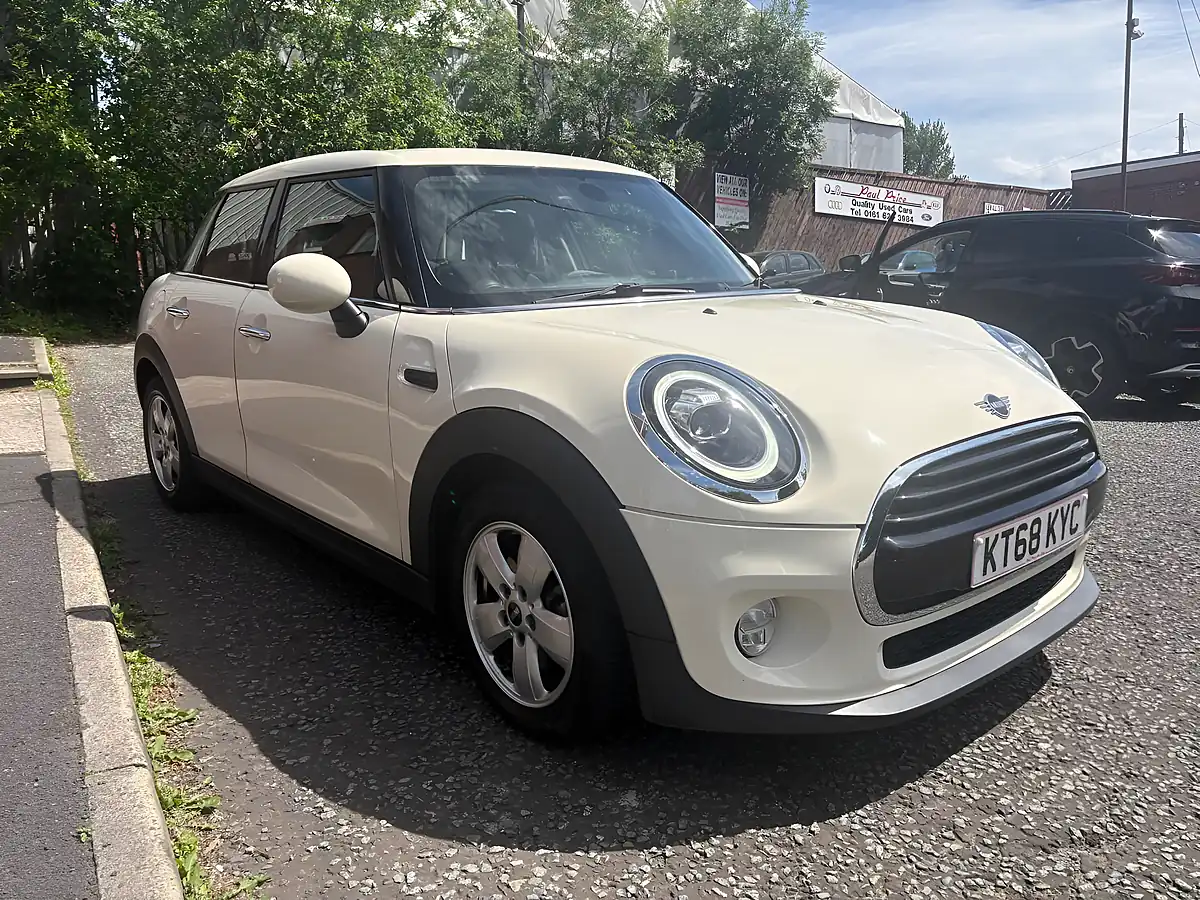 Used 2019 MINI Hatch Cooper Ii 5dr White - Front View