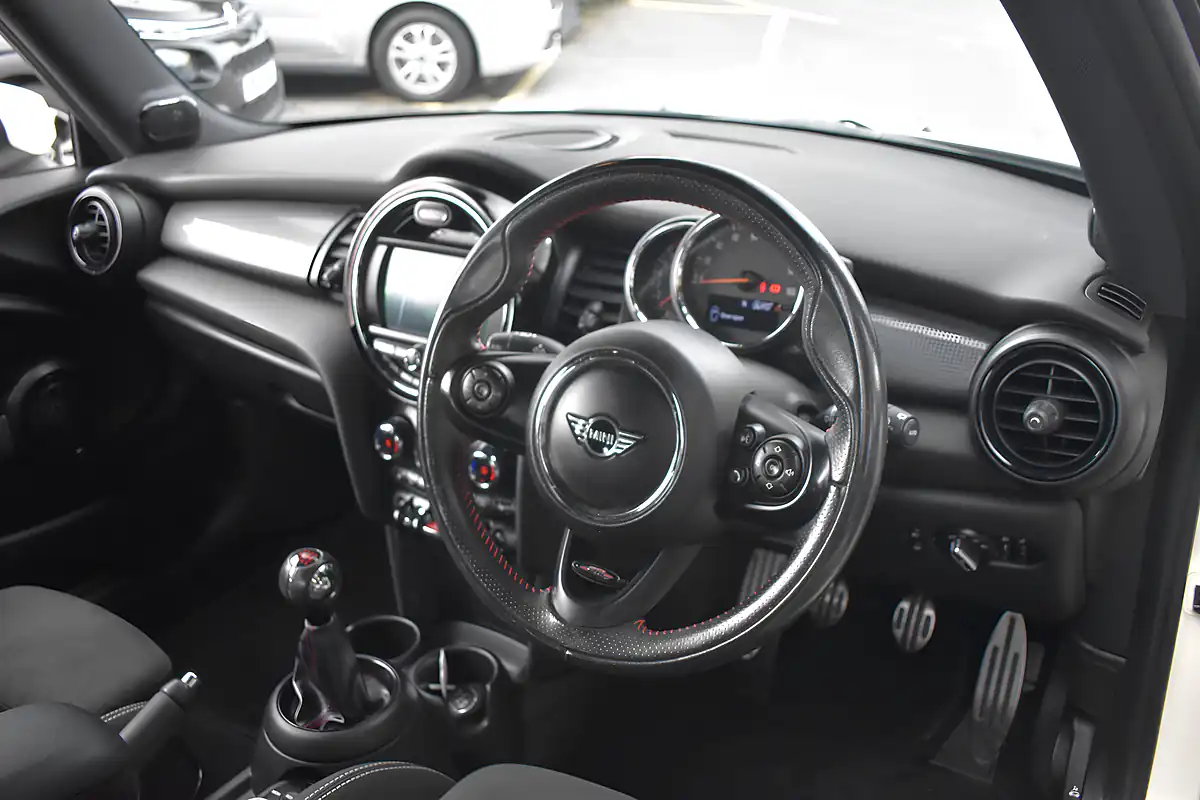 Used 2019 MINI Hatch Cooper Sport Pepper White - Interior and Exterior details 8